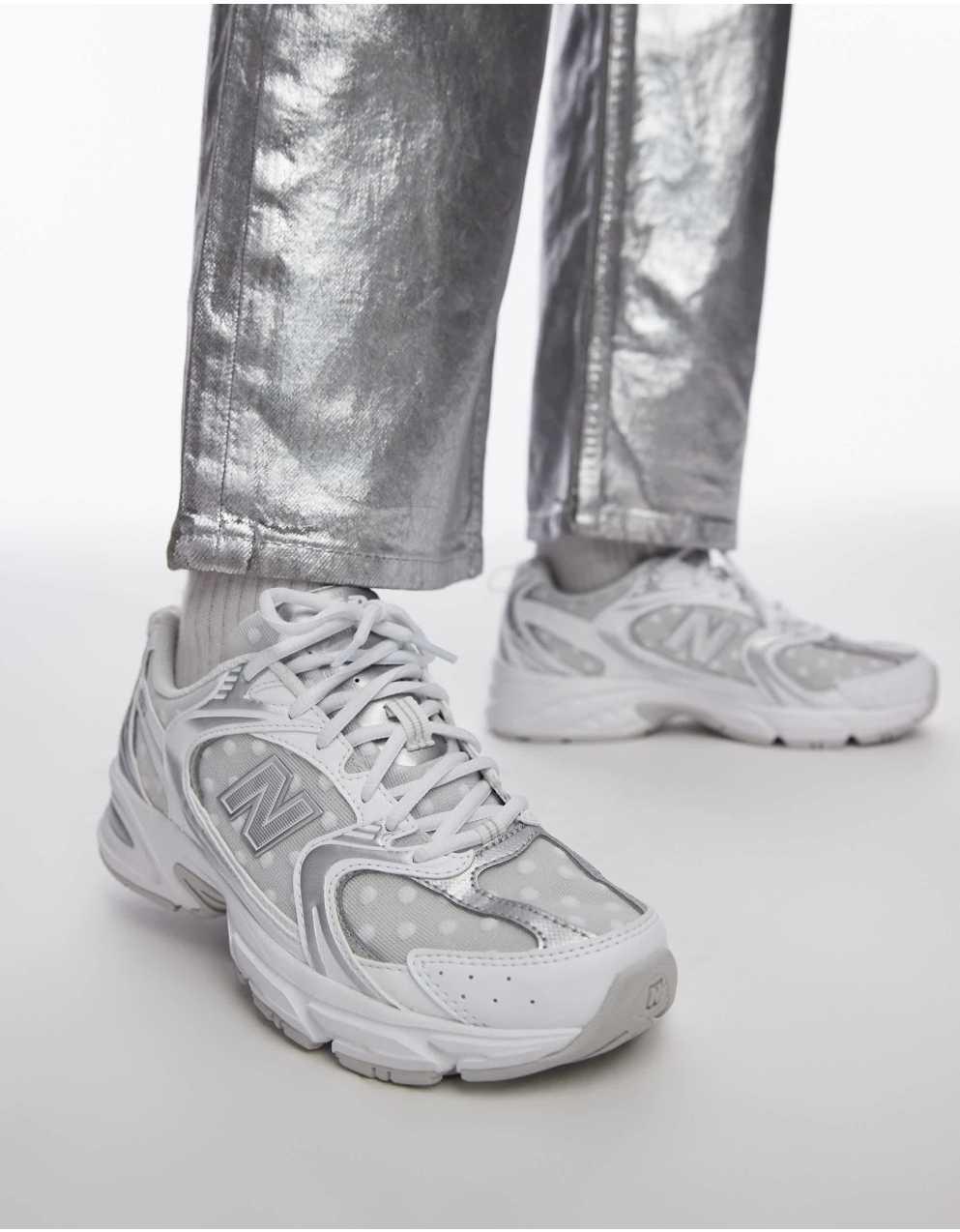 화이트와 실버의 New Balance 530 스니커즈