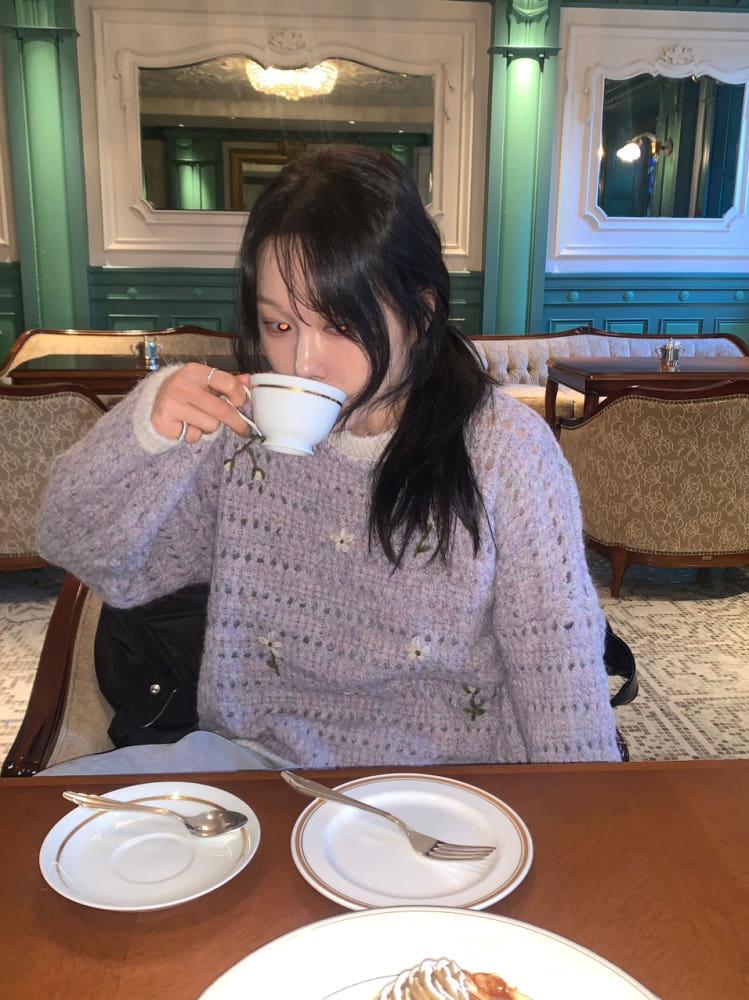 라벤더 자수 울 니트 1color