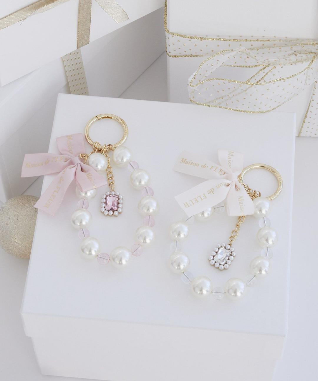 ロゴリボンビッグパールビジューチャーム