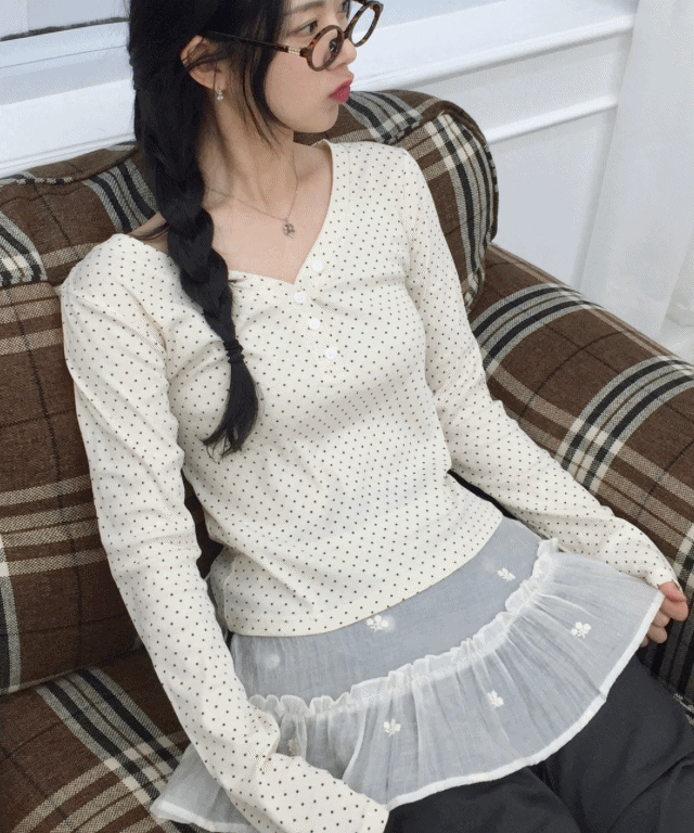 [인스타 문의폭주/인기] 러블리 도트 버튼 슬리브 브이넥