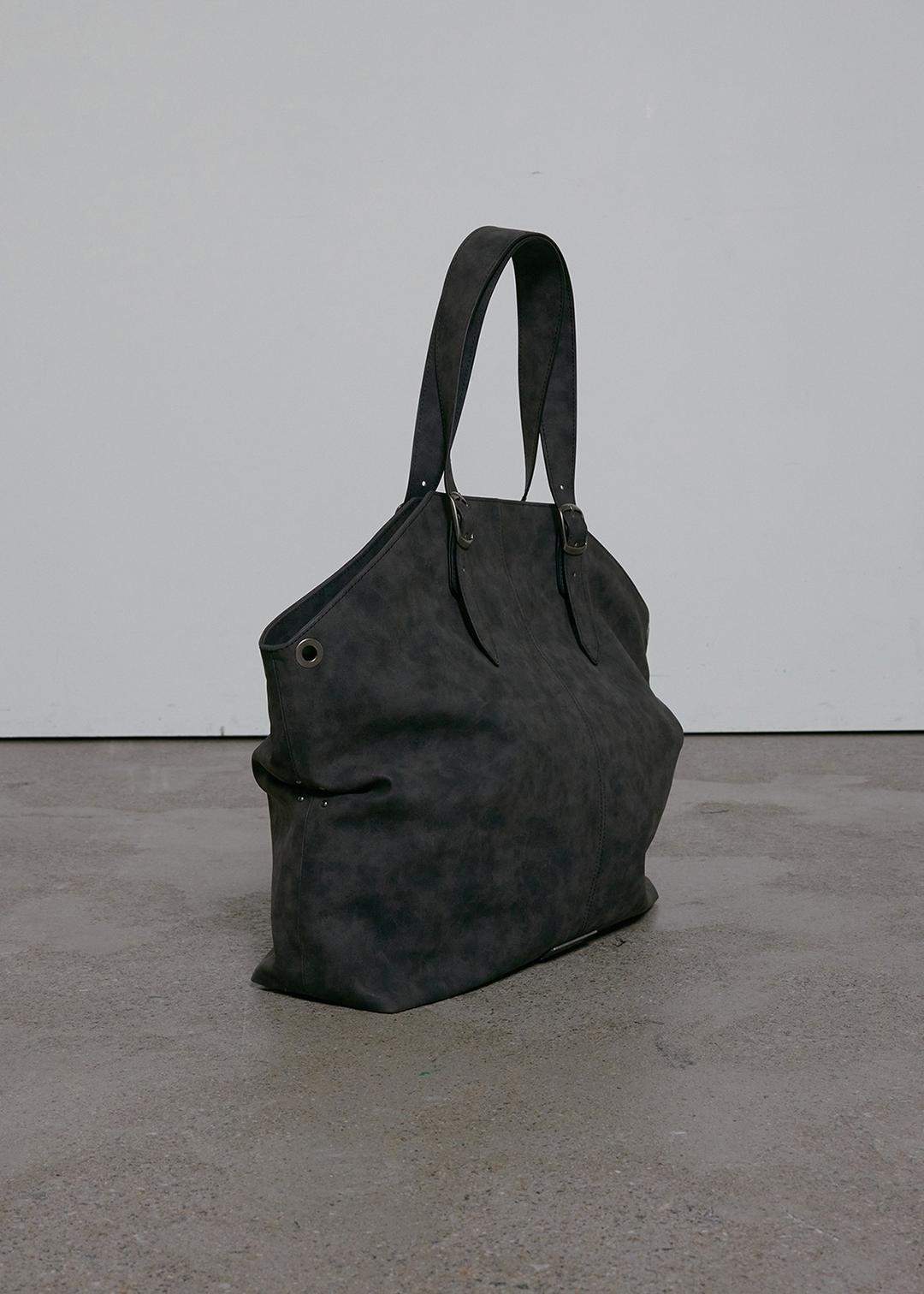 [ 순차 발송 11/14 ~ ] BELTED SHIRRING LEATHER SHOULDER BAG, CHARCOAL BROWN