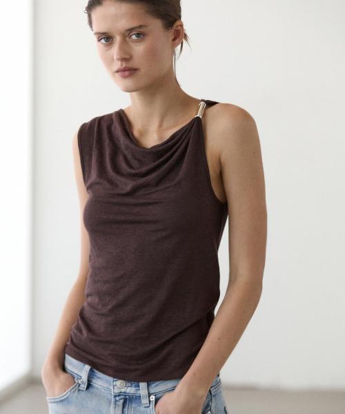 주얼리 디테일 드레이프 네크라인 탑