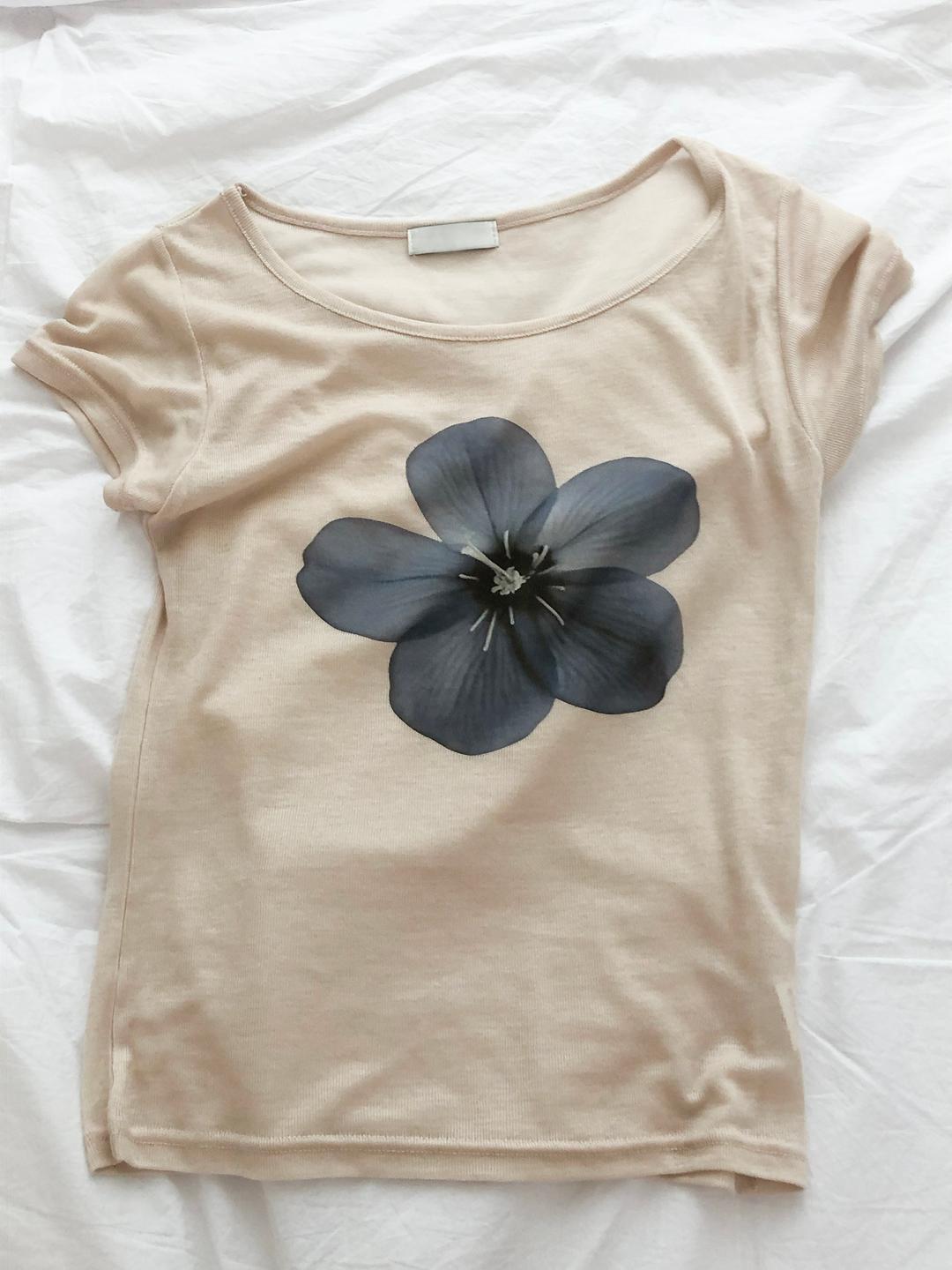 Blooming Top (3color)  블루 페탈이 선사하는 특별한 분위기.