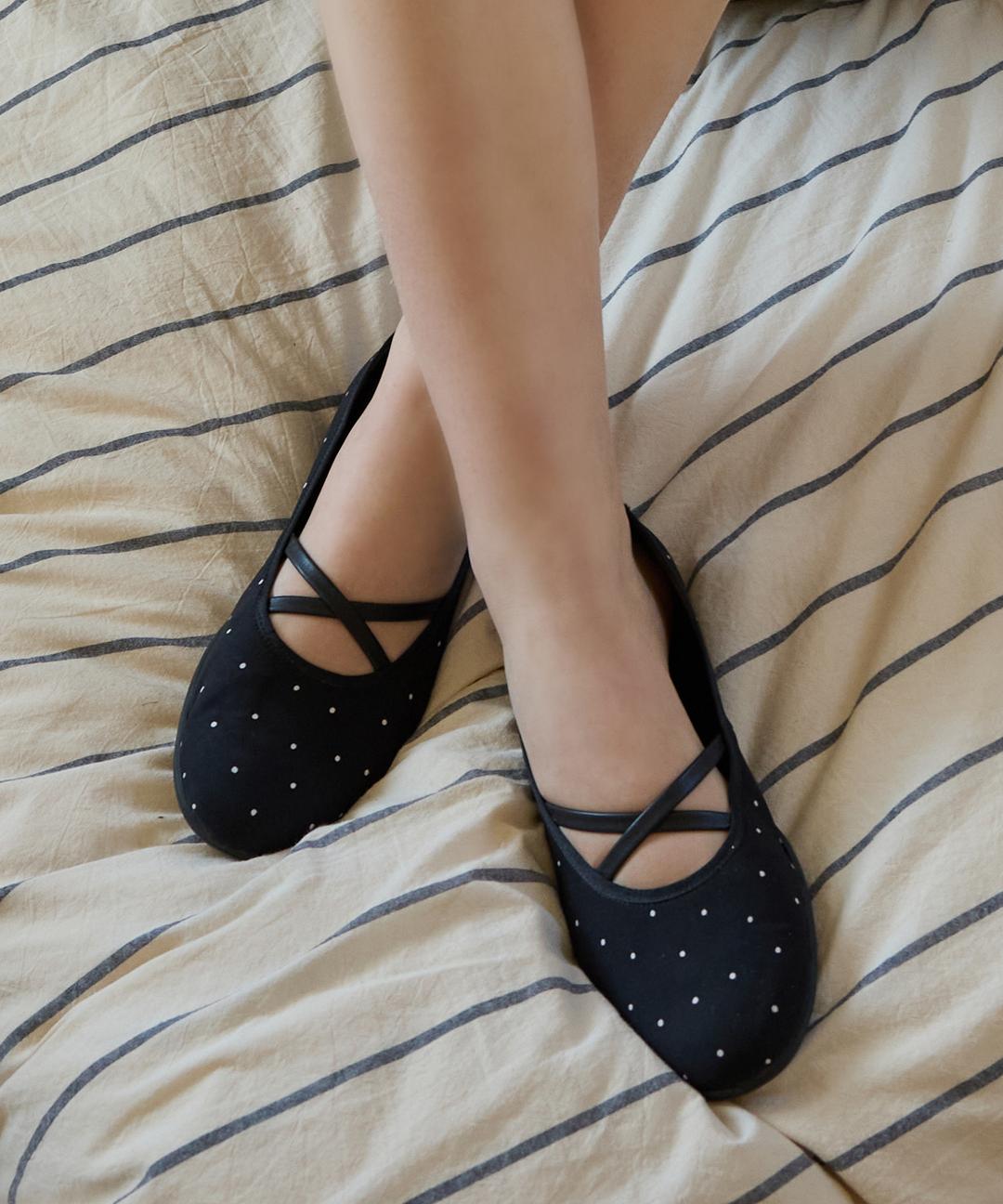 Dot Cross Ribbon Flat Shoes ( Black )