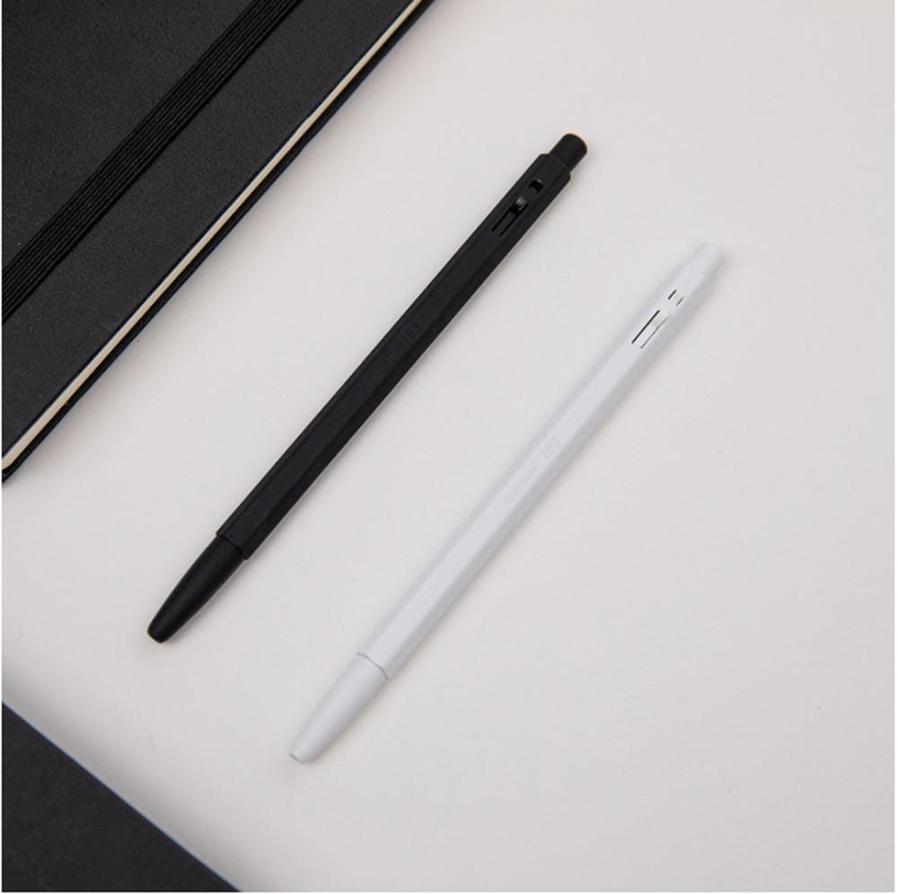 [모나미] 153 블랙&화이트 - 0.7mm 유성볼펜 고급펜 선물추천