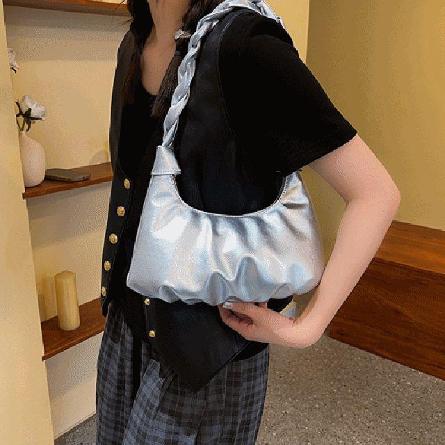 [당일 출고][4 color] 데일리 꼬임 바게트 숄더 백 실버 컬러 키치 베이직 학생 가방