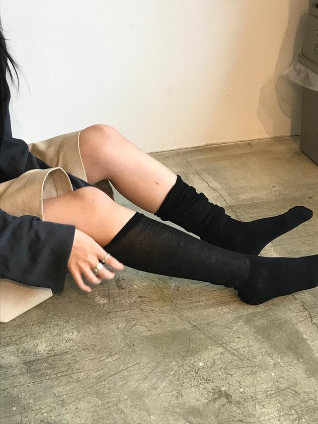 더니브 Frill loose knee socks