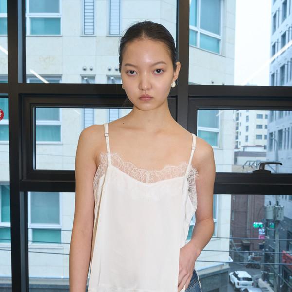 [4/6 순차 출고] Side-Slit Lace Sleeveless (Ivory)