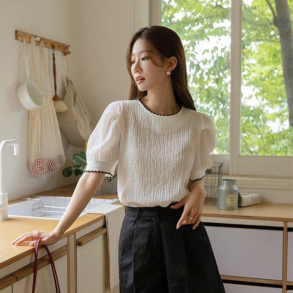 와플 조직 퍼프소매 배색라인 블라우스
