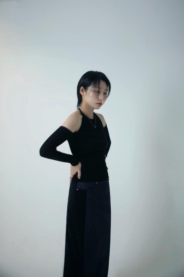 halter neck cut out long sleeve knit top