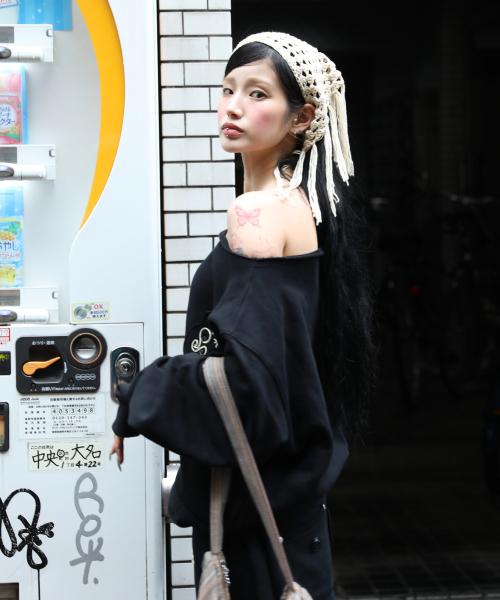 WXT067 구르구르 아플리케 원숄더 맨투맨 (BLACK)