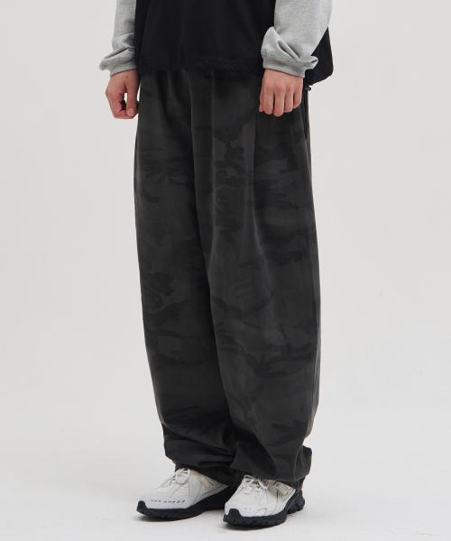 딥 사이드 턱 카모 밴딩 팬츠 [차콜]