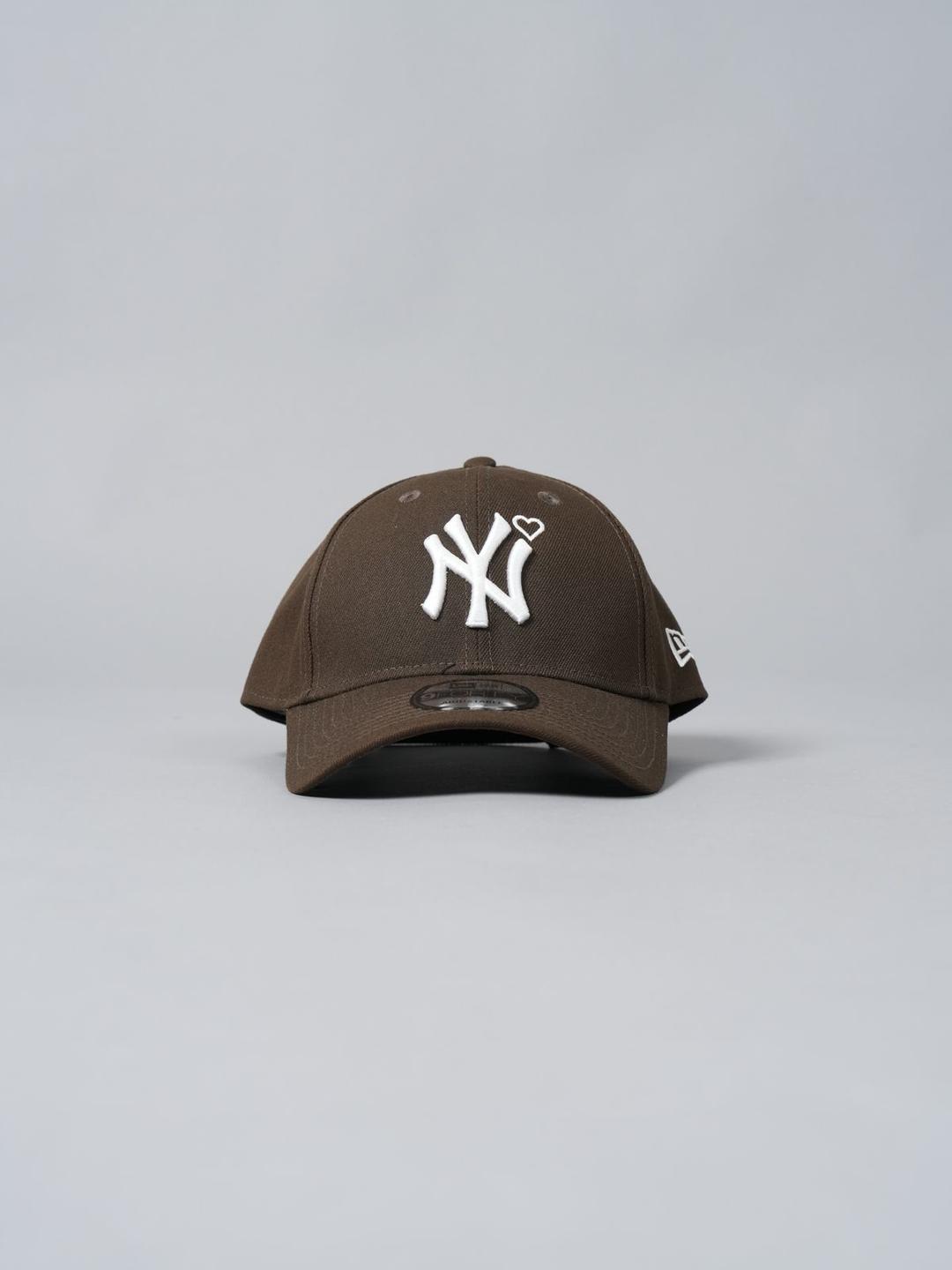【ラスト1点】【限定】9 FORTY Yankees Heart Embroidery Cap / ベスボールキャップ (ブラウン/ホワイト) - ONE SIZE(調整可能)
