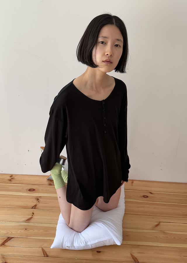 SUMMER HENLEY TEE IN BLACK