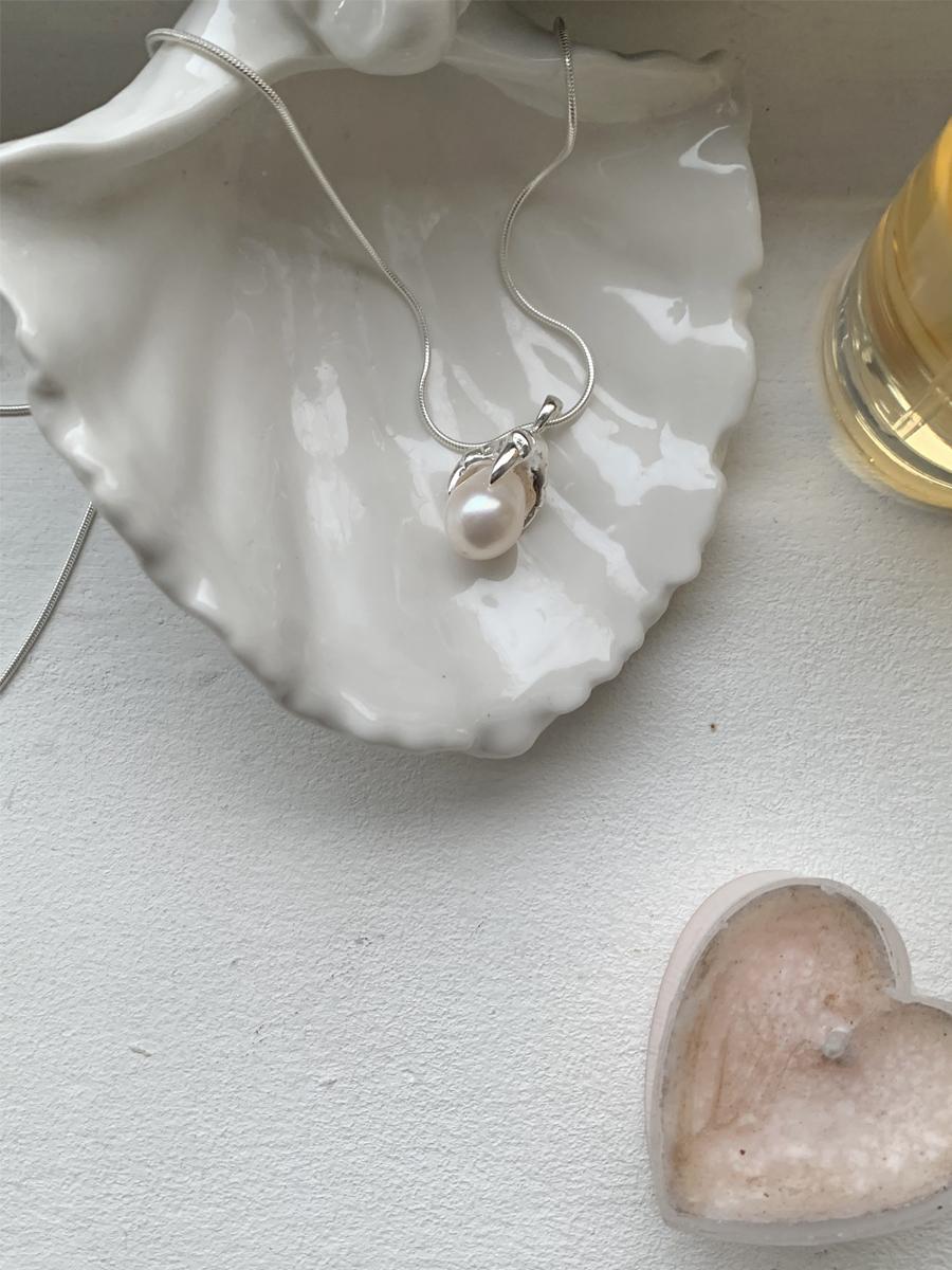 Dragon drop necklace(white pearl)