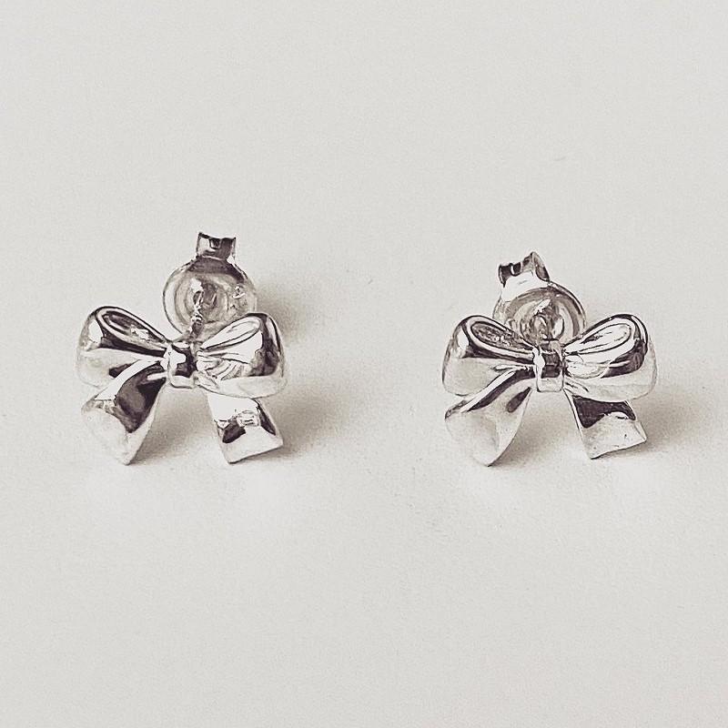 통쉐 실버 러블리 리본 귀걸이