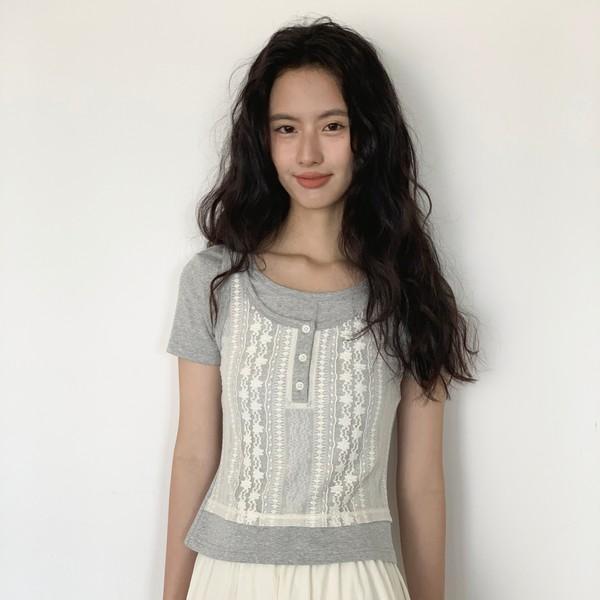 Grayish-flowered lace T-shirt