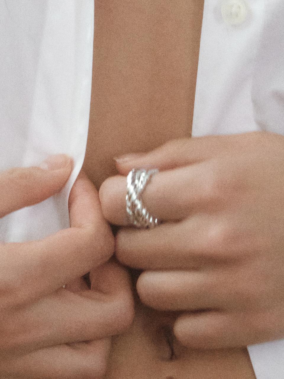 CROSSED ROPE RING