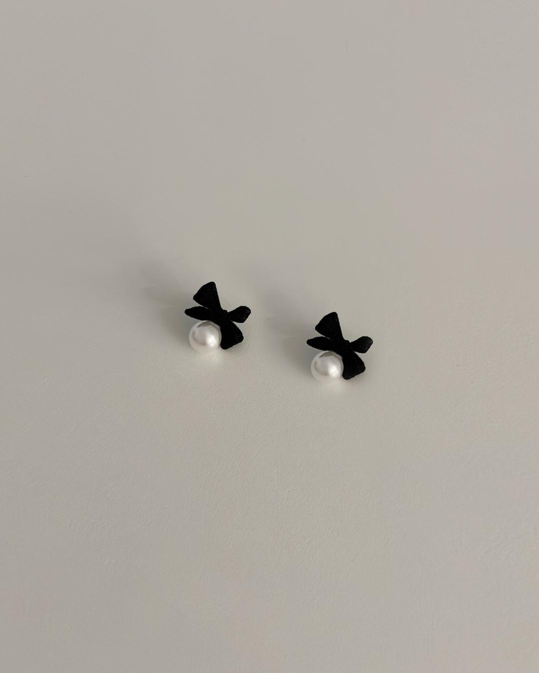 Velvet ribbon earrings