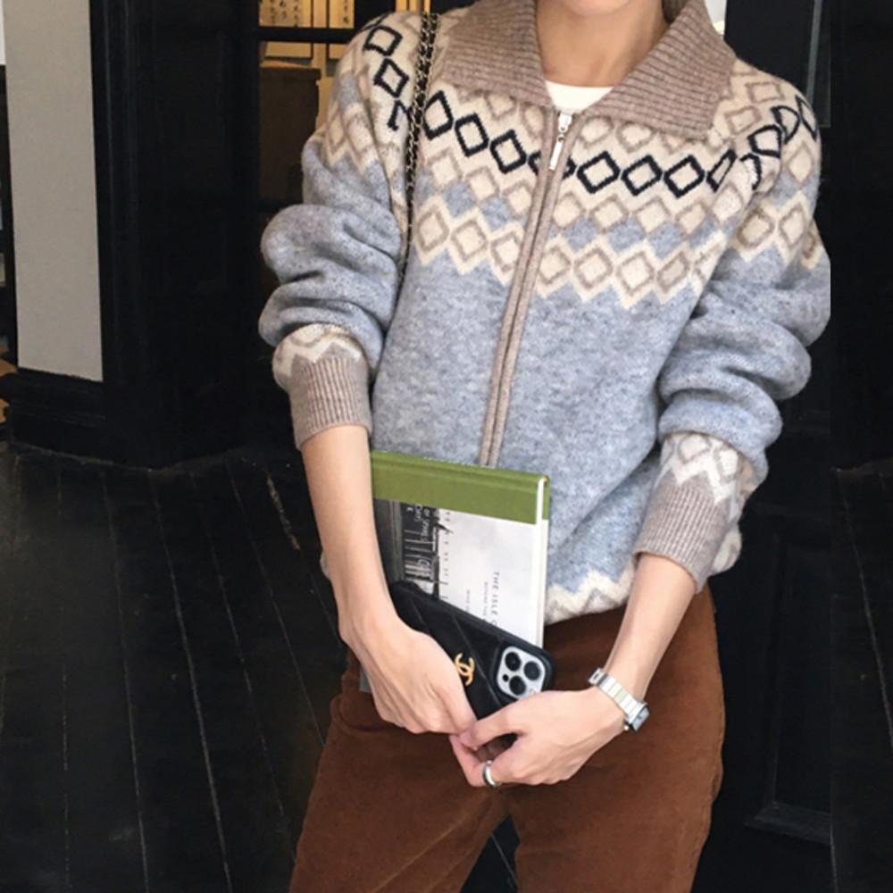 어텐션 지퍼 카라 루즈핏 도톰 아가일 겨울 터들텍 하이넥 집업 울 니트(2color)