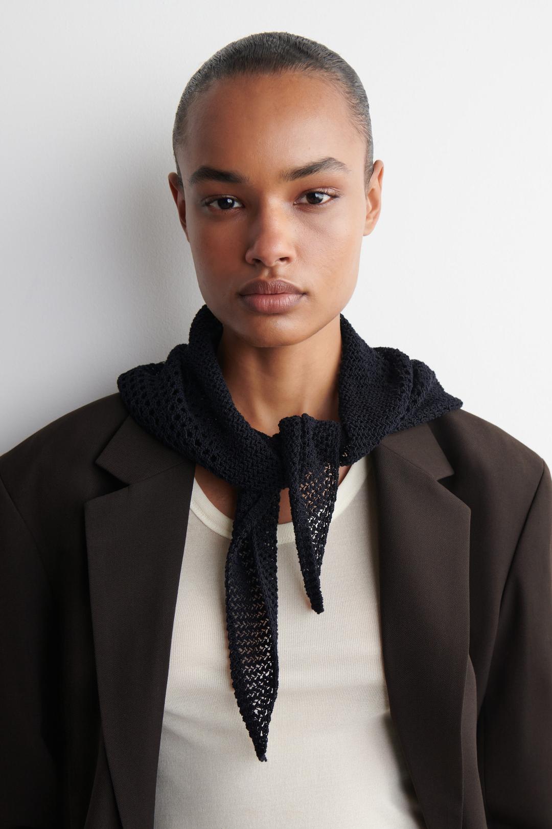 FOULARD TRIANGLE EN MAILLE POINTELLE - BLEU MARINE | COS