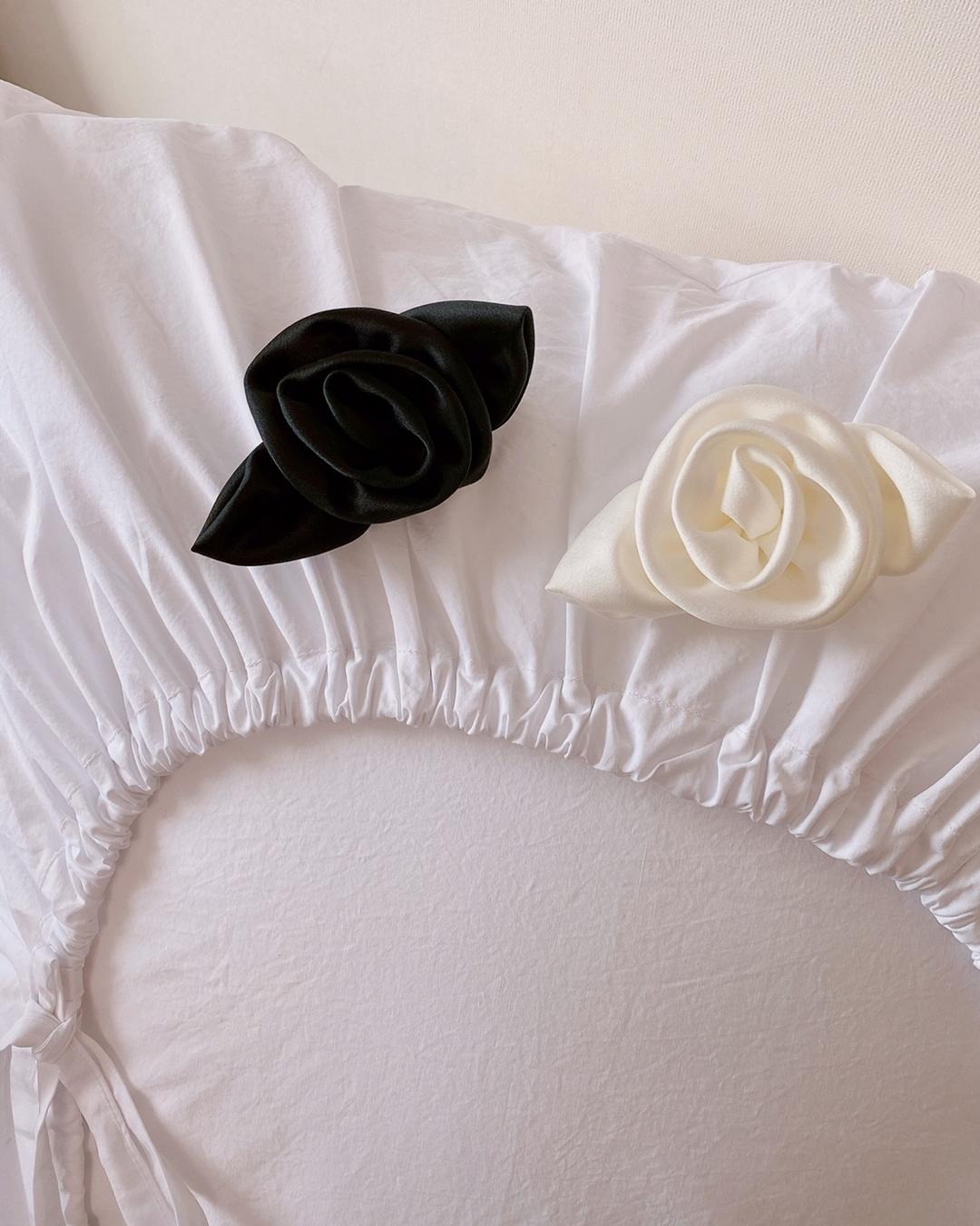 [연말룩] 장미 브로치 (아이보리/블랙)