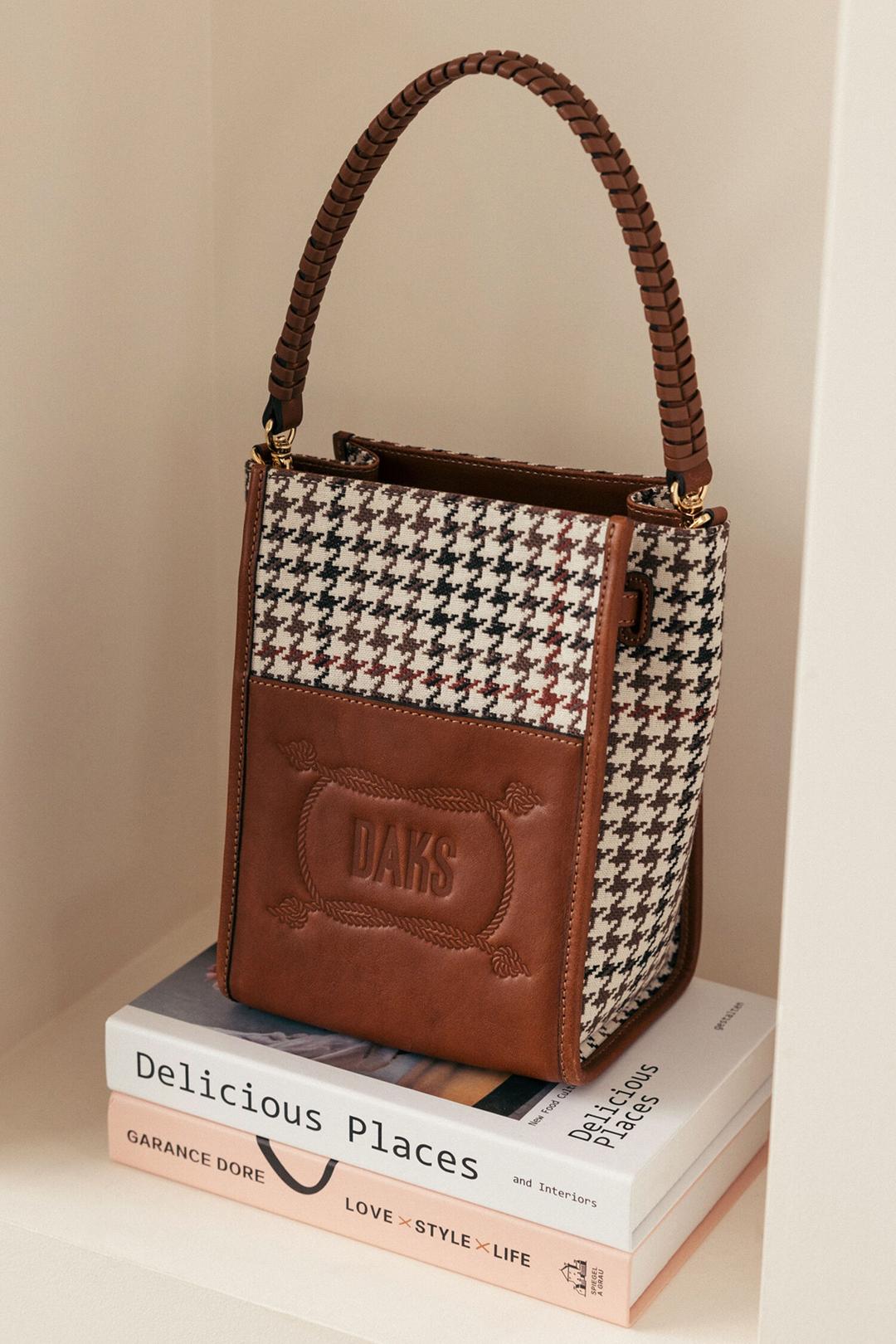 [하운드투스] 브라운 가죽배색 하운드투스체크 자카드 버킷백 DCBA4E662W2