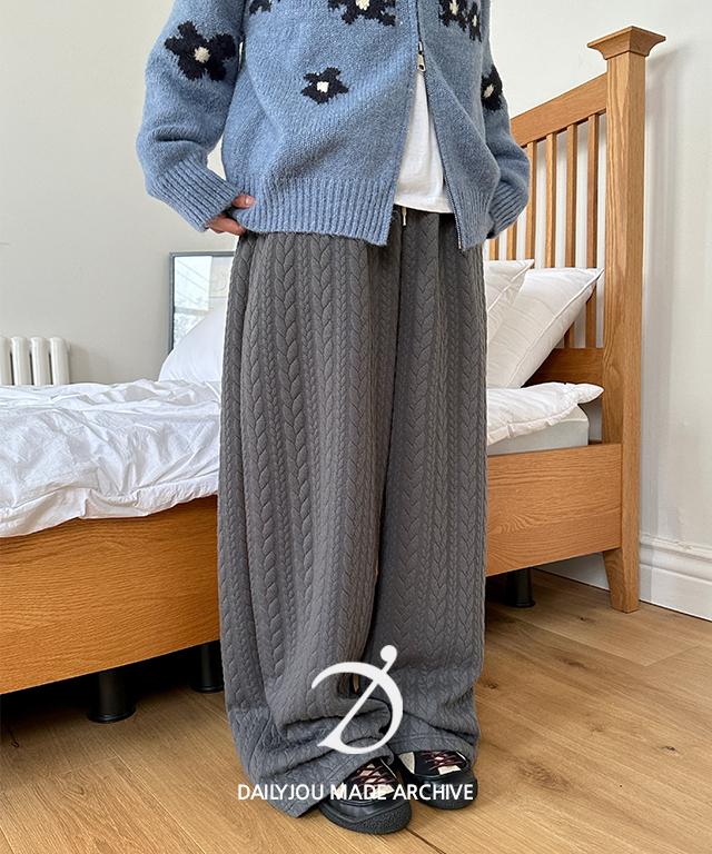 데일리쥬 [MADE] 워너드 엠보 누빔 밴딩 와이드 팬츠