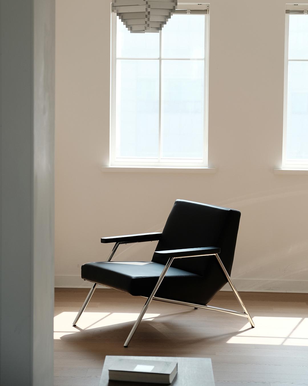 LINE CHAIR | 라인 체어