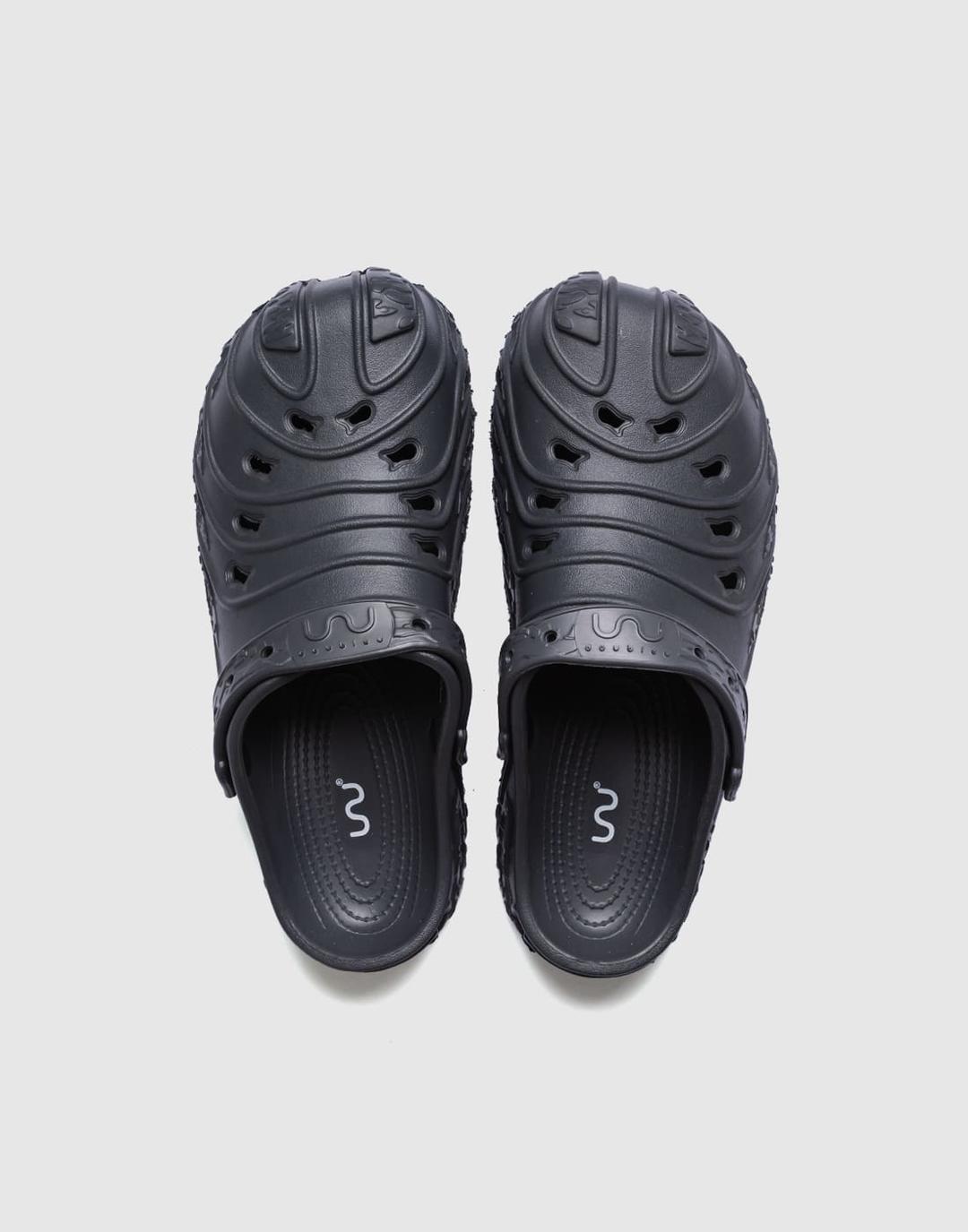 Everest Clog (Dark Carbon)