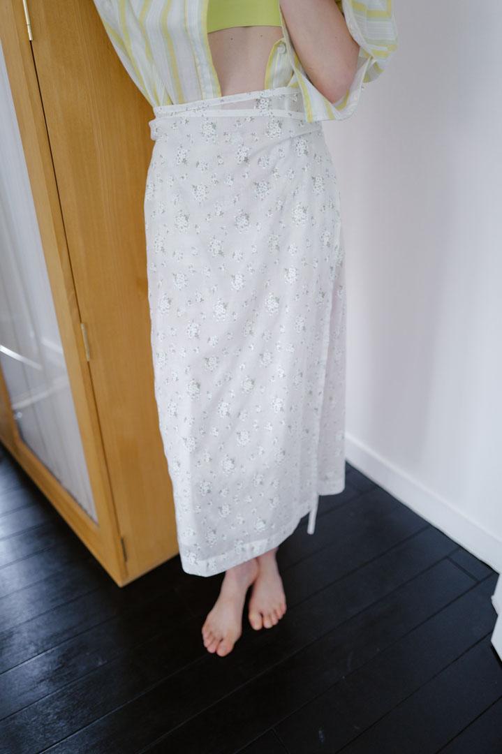 (SUSUMU) WRAP SKIRT | white flower