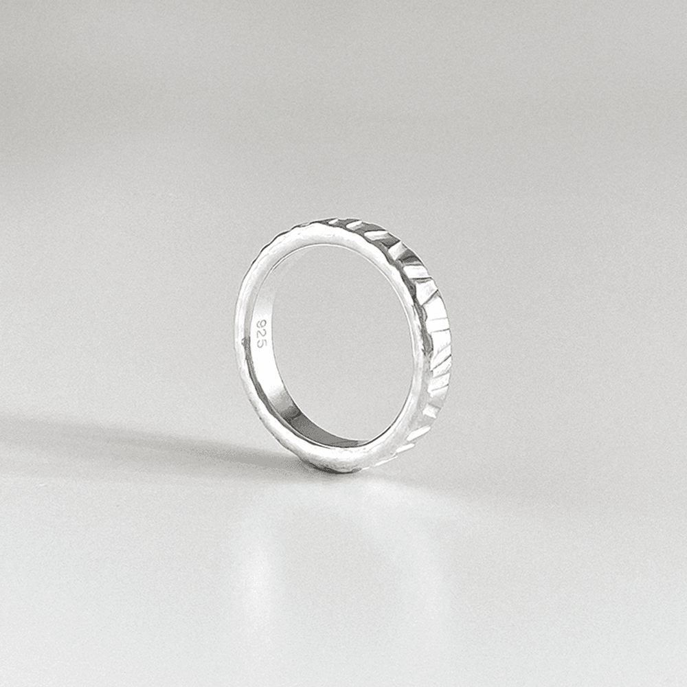 Dazzling ring