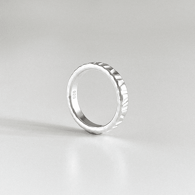 Dazzling ring