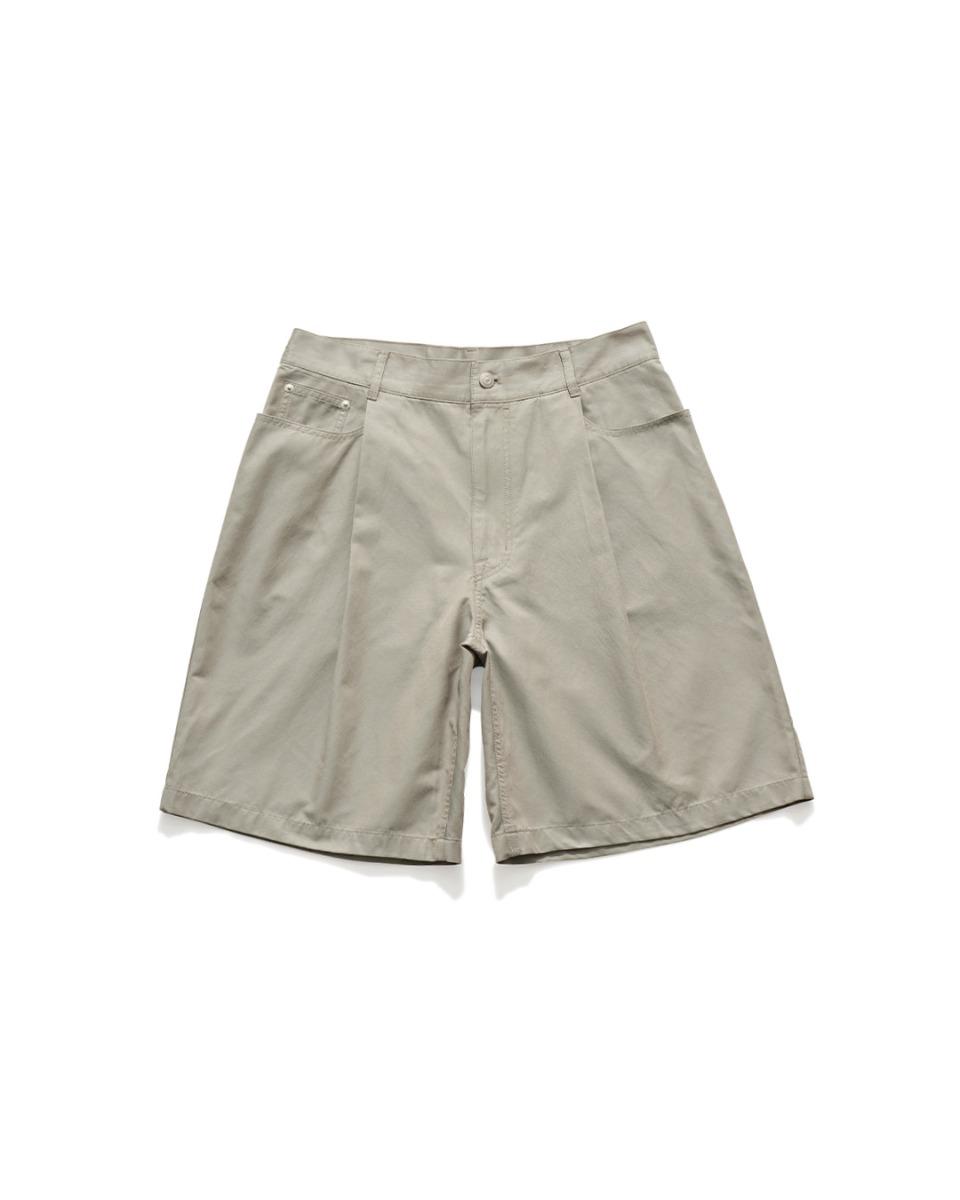 ONE TUCK SHORTS / SAND