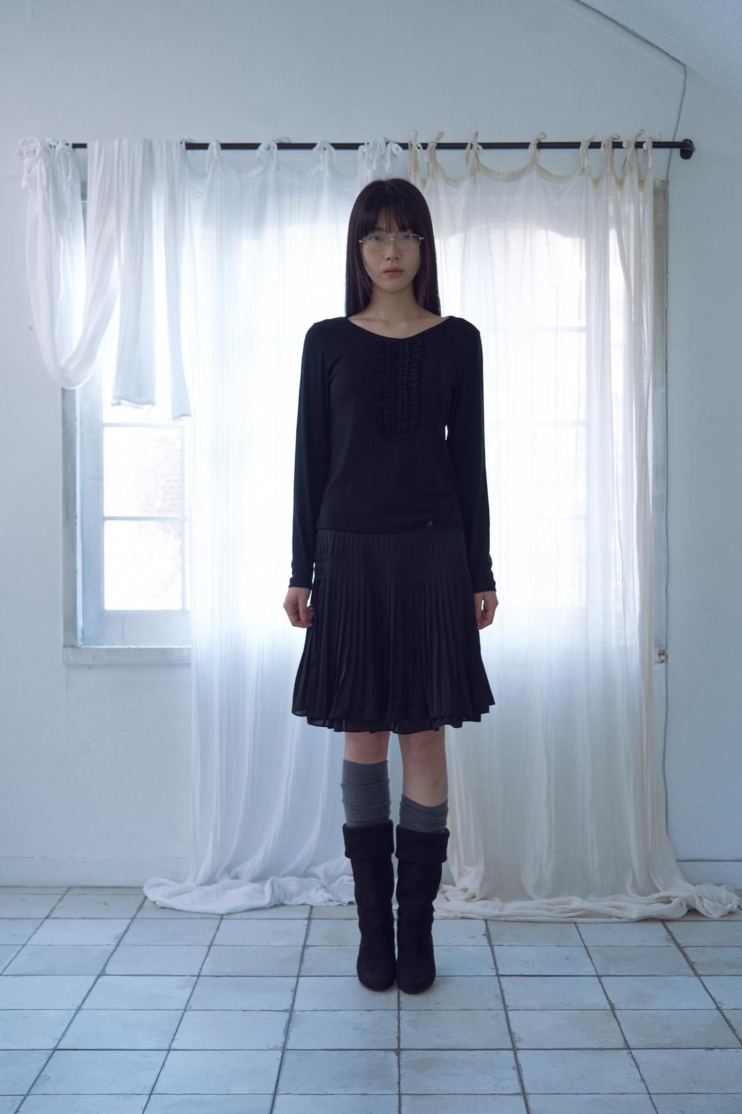 cream u-neck long sleeve_black