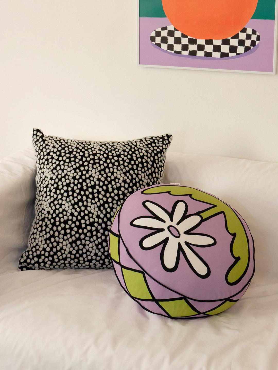 원형 쿠션 Daisy in the garden