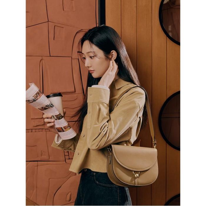 [빈폴ACC] (BE48D3M01C) 러브 새들 크로스백 - 브릭