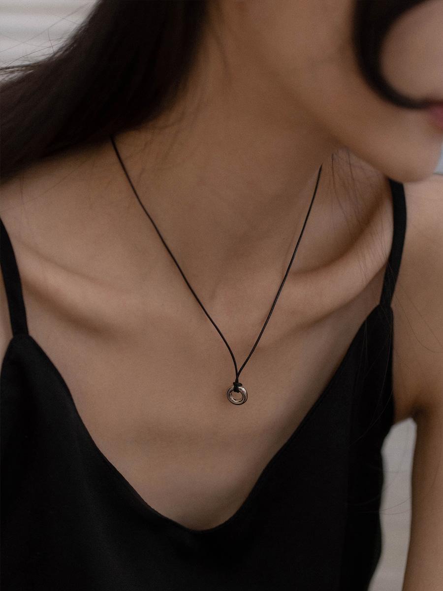 카든 레더 목걸이