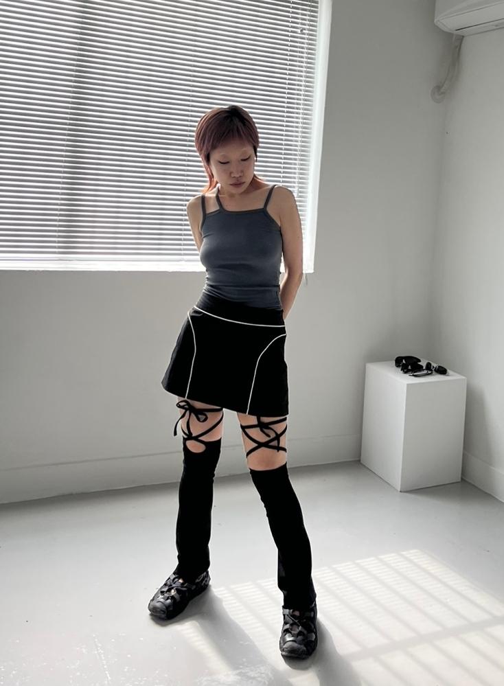 파이핑 라인 나일론 미니 스커트