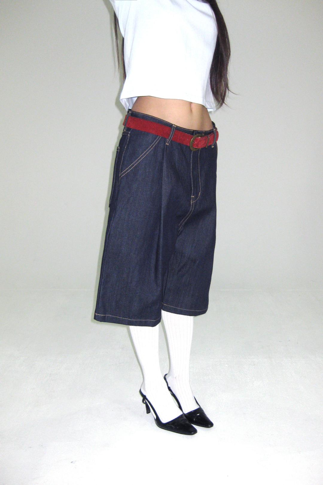 Denim one tuck bermuda pants