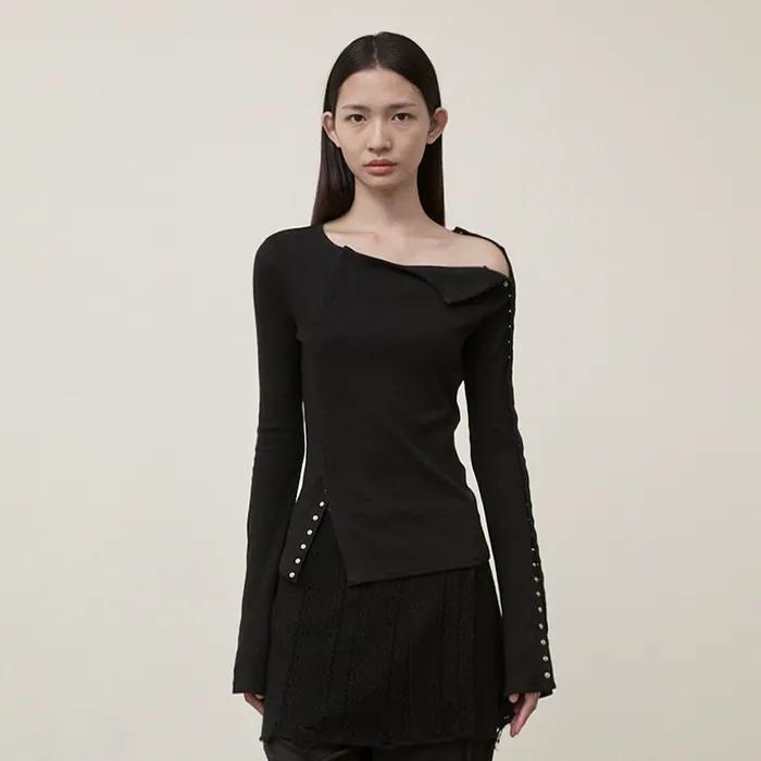 SNAP DETAIL SLIM TOP IN BLACK