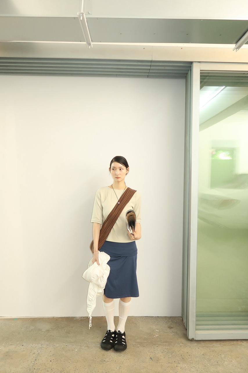 FOLD-IN TENSION MIDI SKIRT