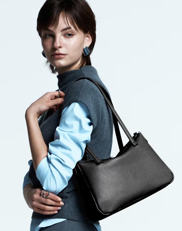 [VELO] 블랙 O 락장식 플랩형 숄더백 M