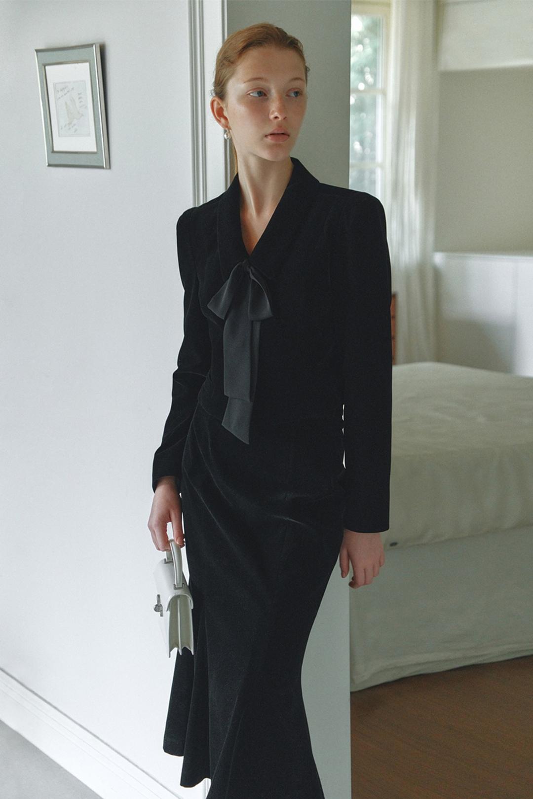 [12/12 예약배송][SET]CIARA Classic collar detail velvet crop jacket + CYNDI Mermaid velvet long skirt (Black)