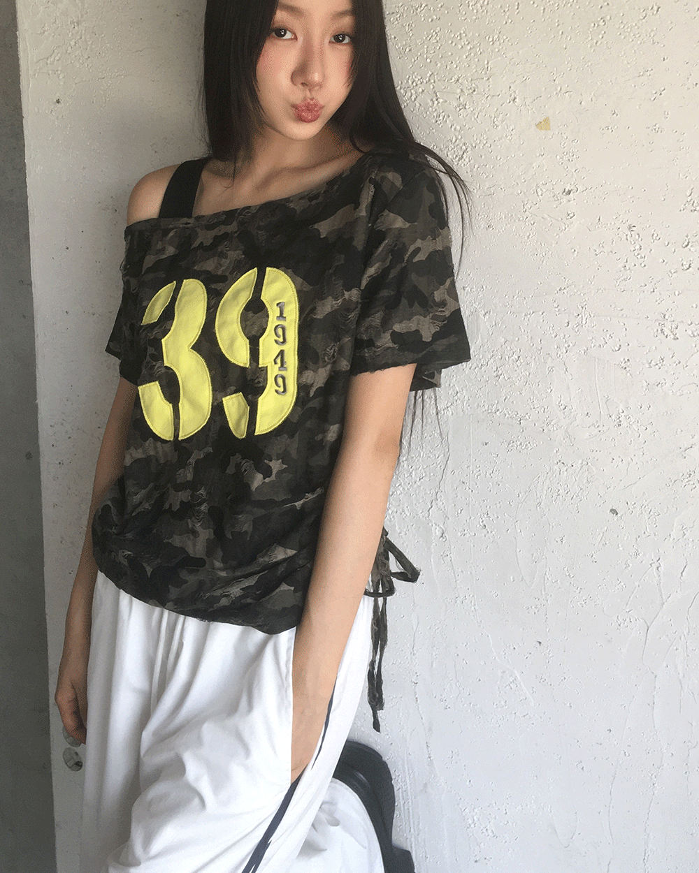 원더원더 래이 카모 넘버 프린팅 오프숄더 셔링 반팔 티셔츠