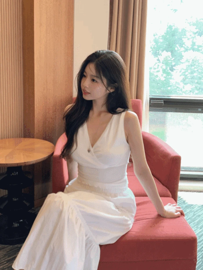 (휴양지룩/부유방커버) 디어 브이넥 펀칭 레이스 민소매 나시탑  (2color)