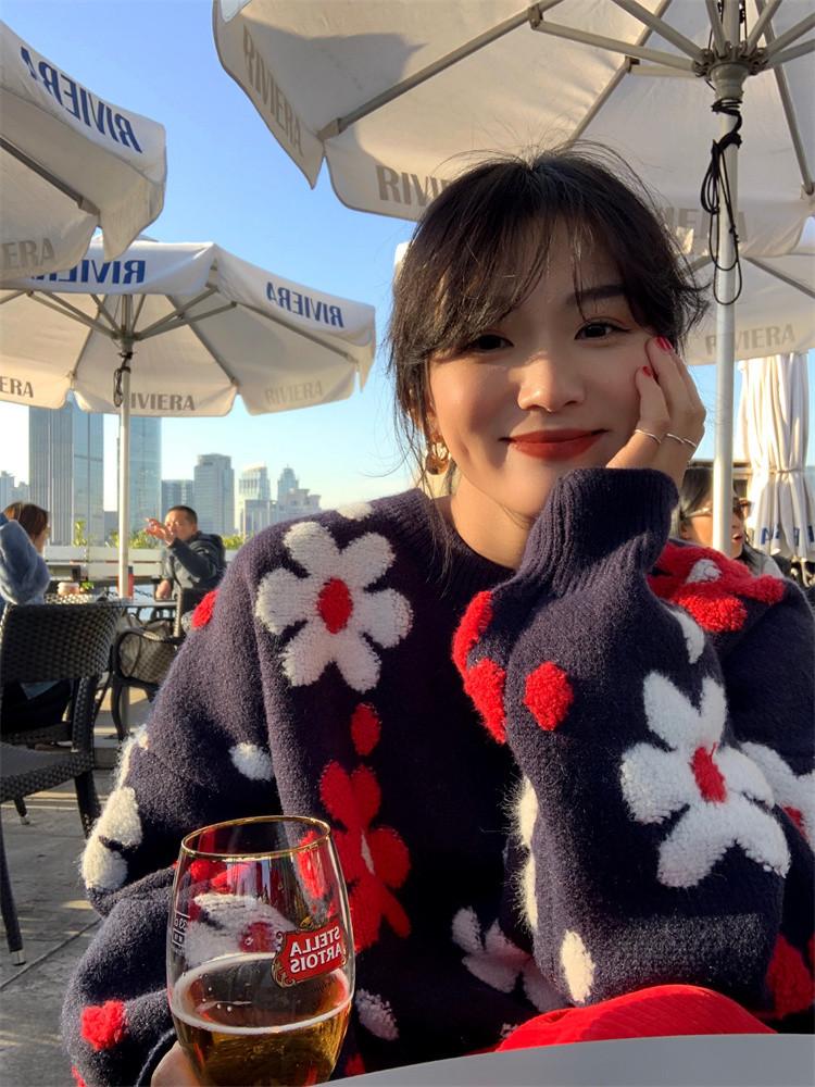 데이지 플라워 네이비 니트 스웨터