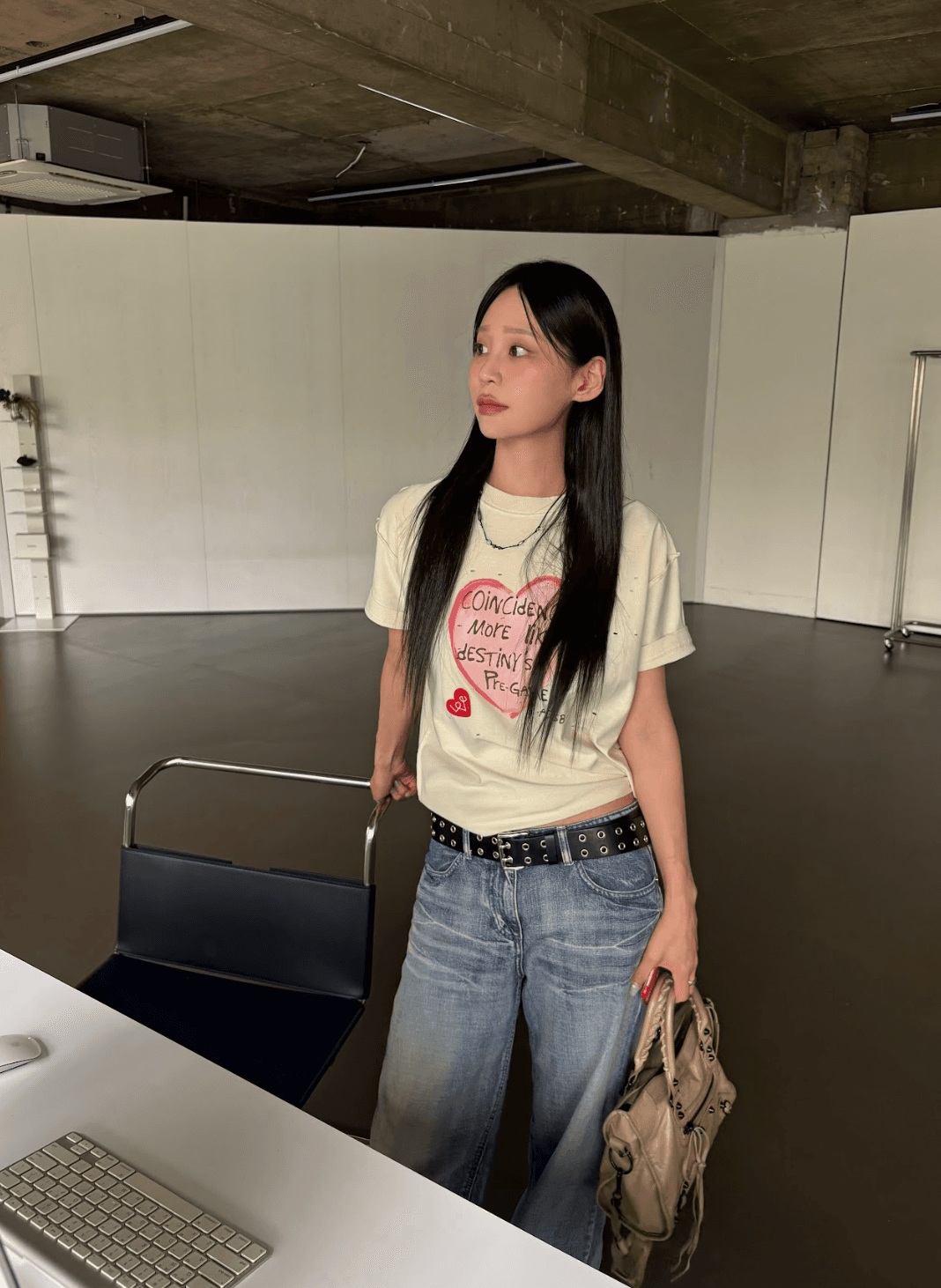 앤더슨벨 UNISEX HEART MESSAGE T-SHIRT atb1251u(ECRU) / 유니섹스 하트 메시지 티셔츠 atb1251u(ECRU)