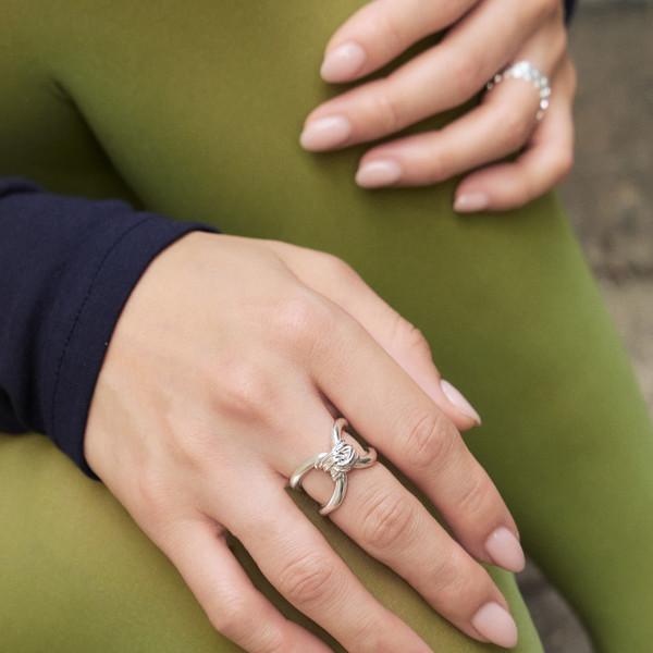 Loop silhouette ring