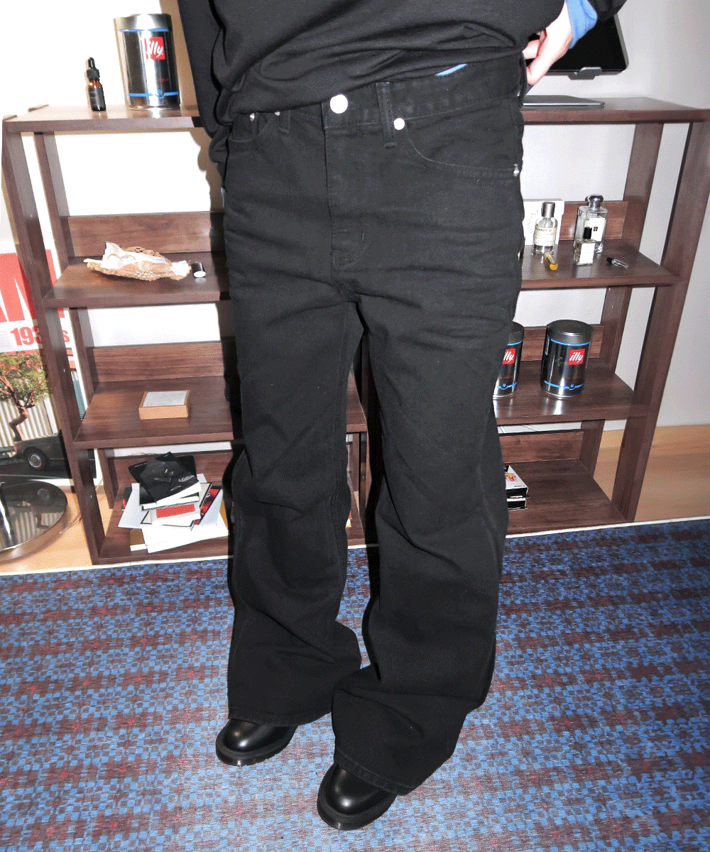 [UNISEX] 엠보 워싱 플레어 데님 팬츠 (1 Color)